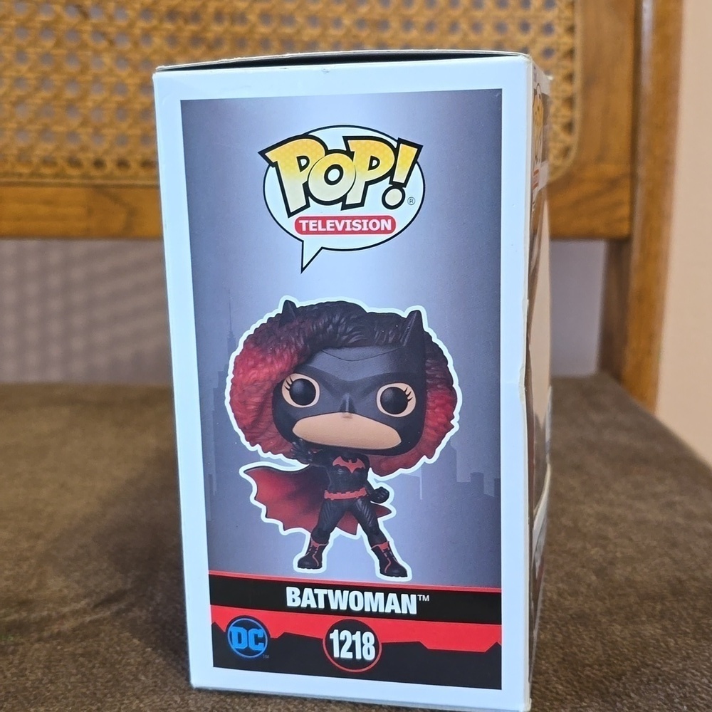 Funko POP! Television - DC Super Heroes Funko Shop Exclusive #1218 Batwoman - Picture 4 of 9
